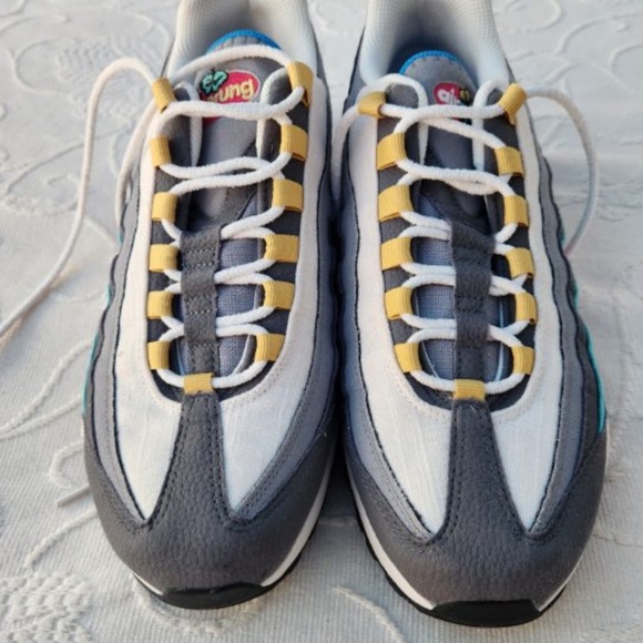 Ladies AirMax size 9 - Picture 2 of 4